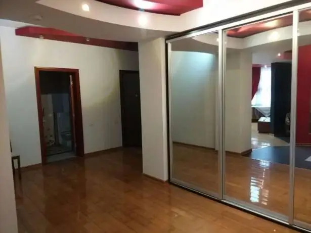 4 xonali kvartira sotiladi − 150 m²