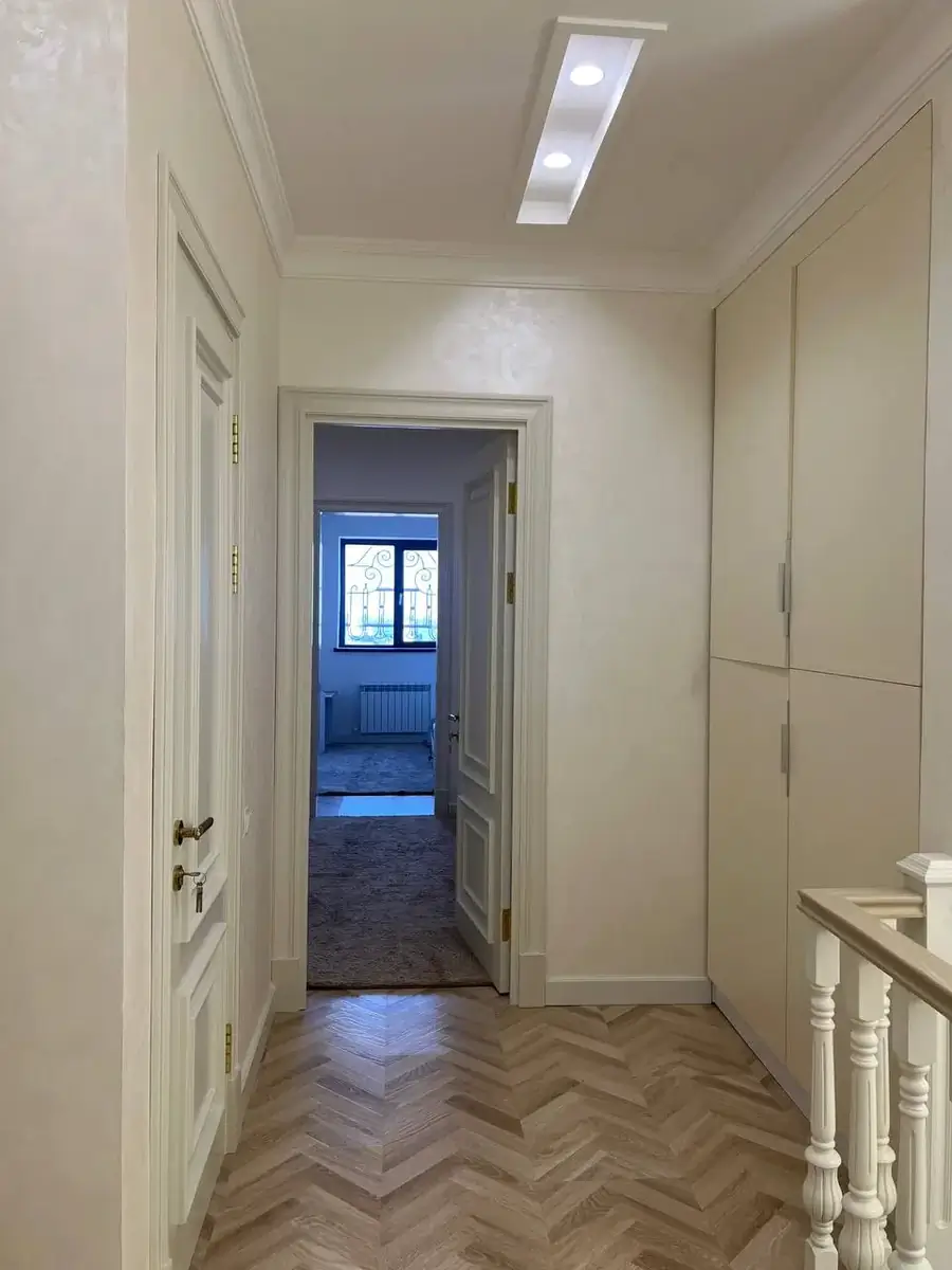 Продается 4-комнатная квартира − 162 м²