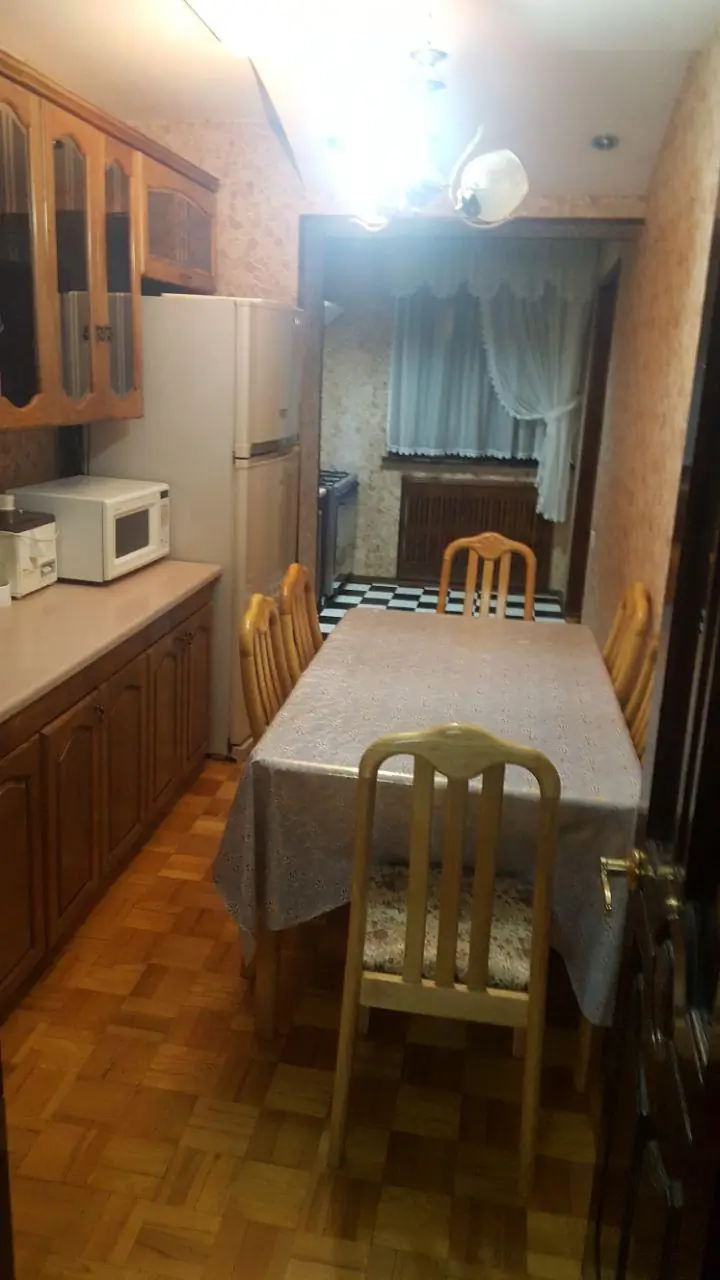 4 xonali kvartira sotiladi − 122 m²