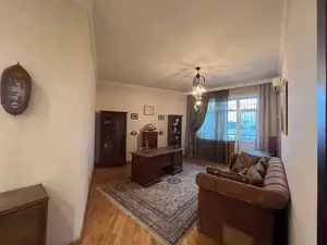 Сдается 4-комнатная квартира − 220 м²