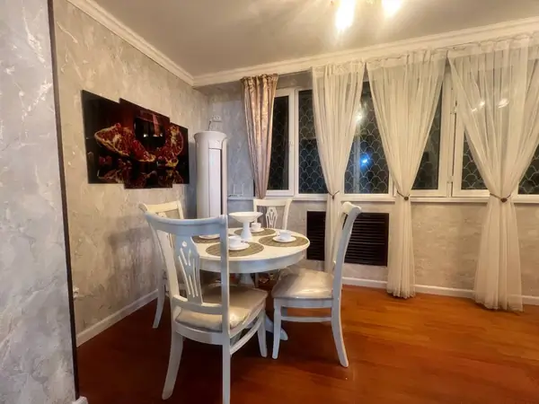 2-комнатная квартира − 90 м², 1/4 этаж