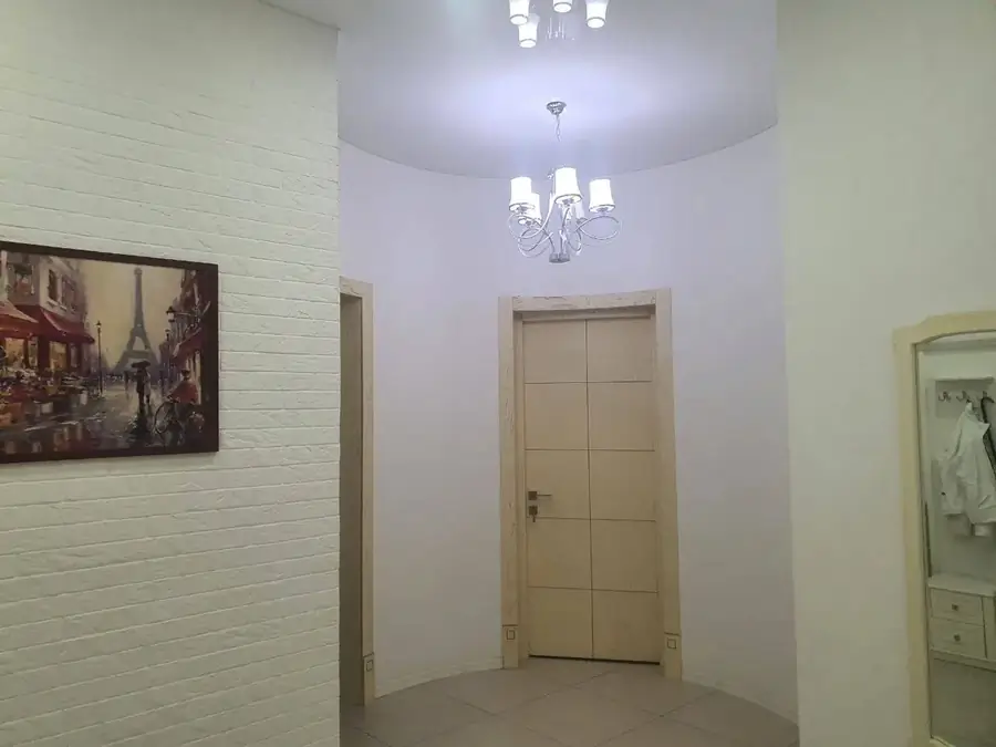 Продается 3-комнатная квартира − 140 м²