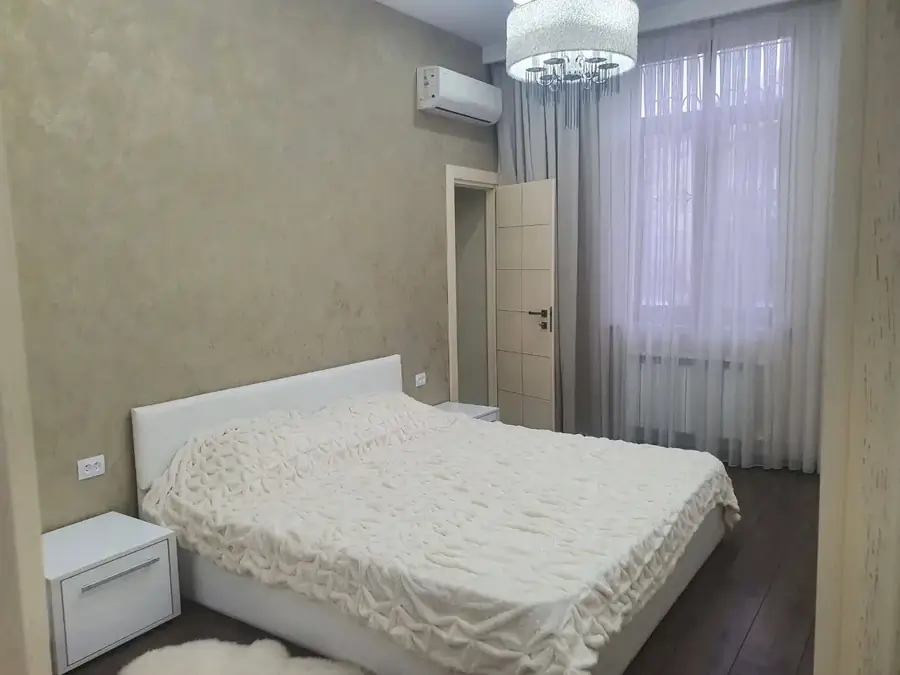 Продается 3-комнатная квартира − 140 м²