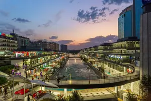 Посуточно 2-комнатная квартира − 55 м²