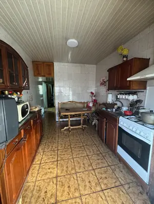 Продается 4-комнатная квартира − 98 м²