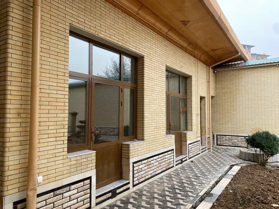 3 qavatli uy sotiladi − 400 m²