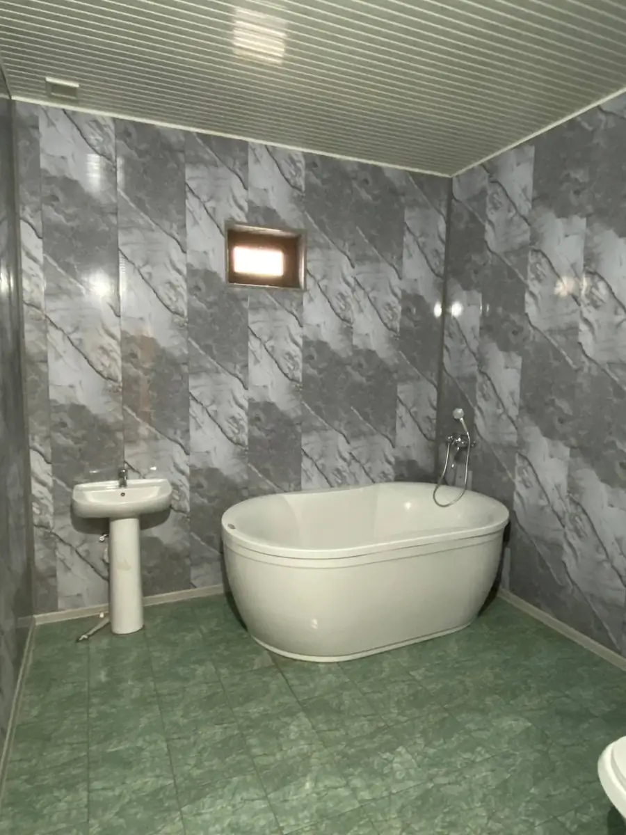 3 qavatli uy sotiladi − 400 m²