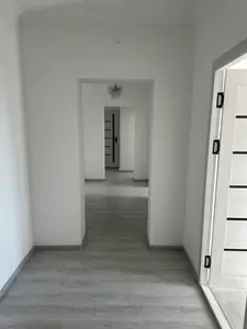 4 xonali kvartira sotiladi − 100 m²