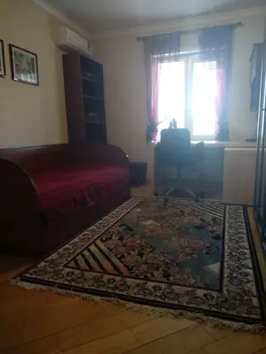 Продается 4-комнатная квартира − 142 м²