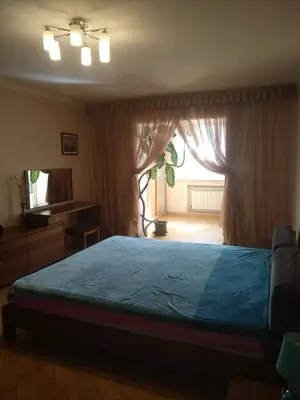 Продается 4-комнатная квартира − 142 м²
