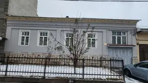 3 qavatli uy sotiladi − 400 m²