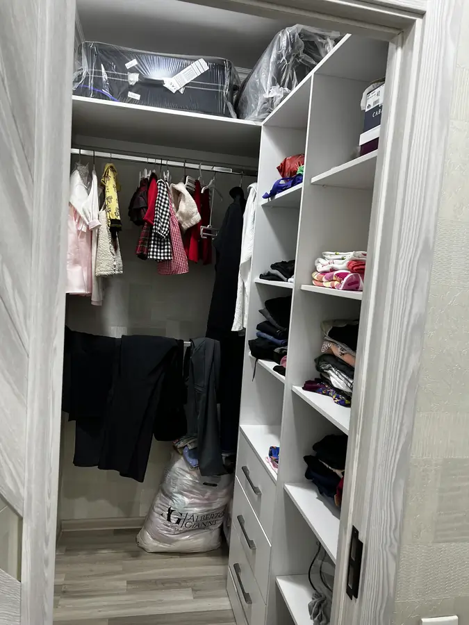 4 xonali kvartira sotiladi − 91 m²