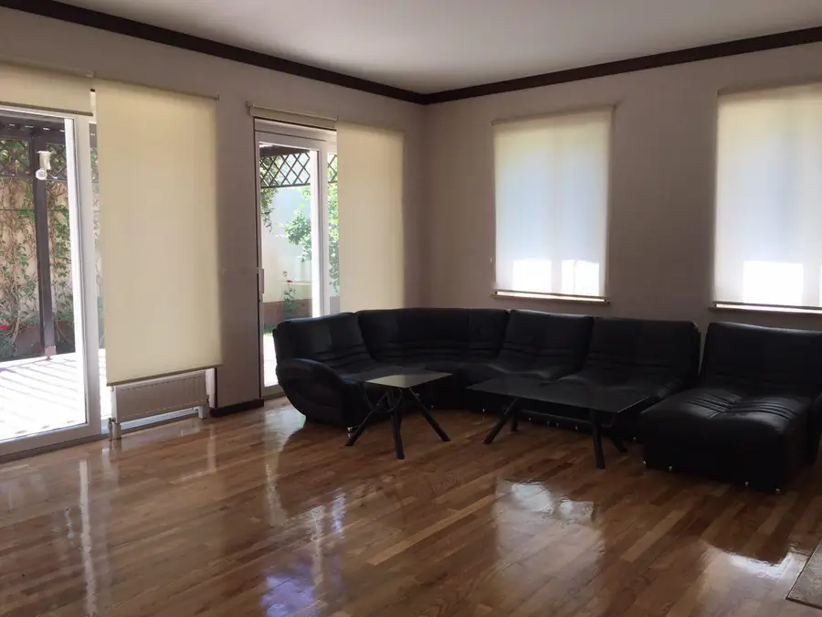 Сдается 3-этажный дом − 350 м²