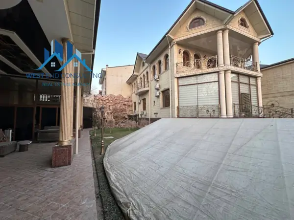 3-этажный дом − 600 м², 10 сот.