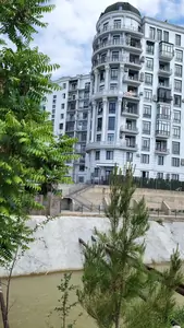 3 xonali kvartira sotiladi − 84.3 m²