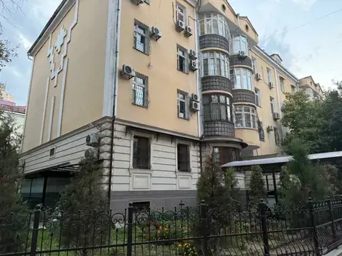 3-комнатная квартира − 140 м², 2/4 этаж