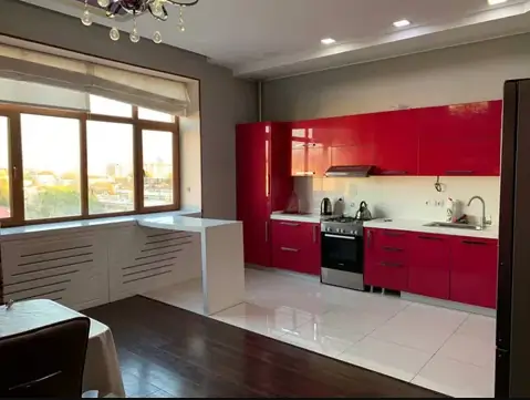 Продается 4-комнатная квартира − 213 м²