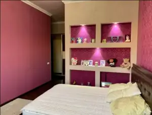 Продается 4-комнатная квартира − 213 м²