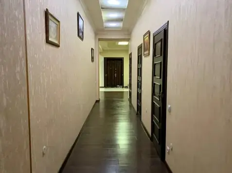 Продается 4-комнатная квартира − 213 м²