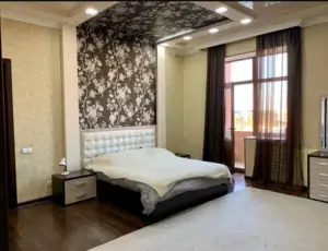Продается 4-комнатная квартира − 213 м²