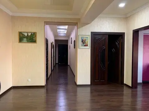 Продается 4-комнатная квартира − 213 м²