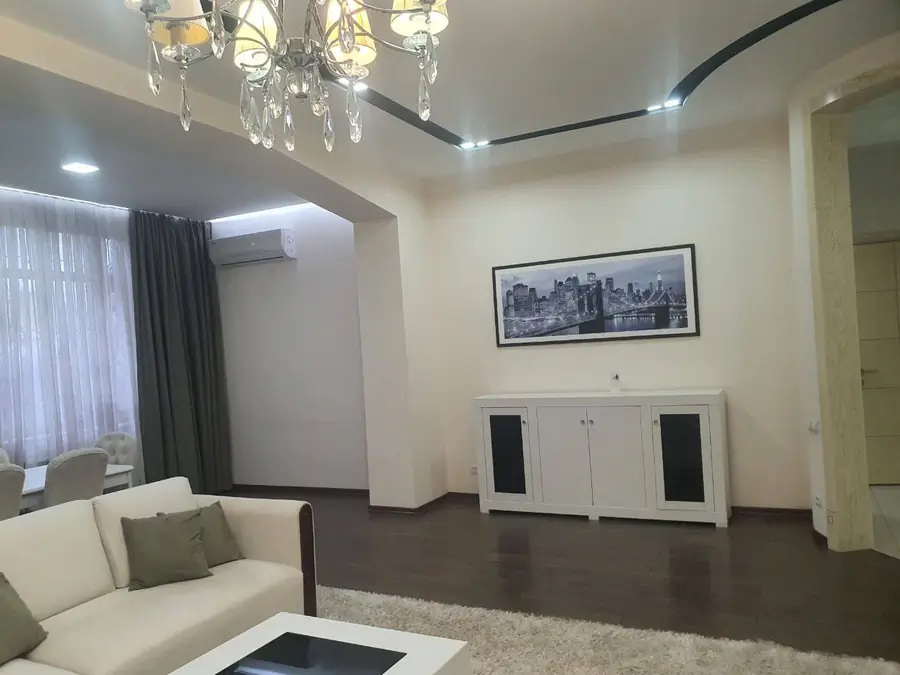 3-комнатная квартира − 140 м², 2/4 этаж