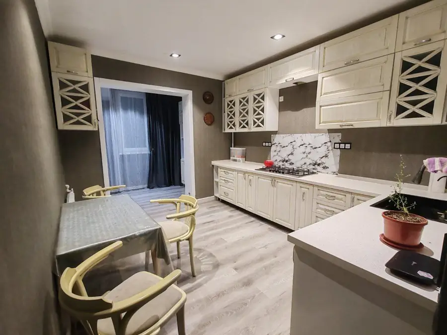 3 xonali kvartira sotiladi − 75 m²