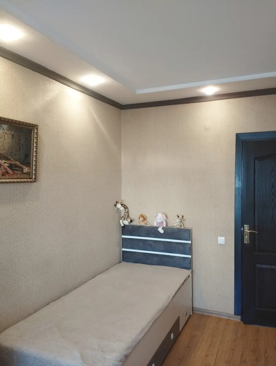 Продается 4-комнатная квартира − 83 м²