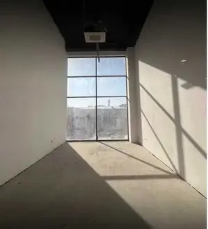 Savdo-sotiq maydoni − 4000 m², 1/4 qavat