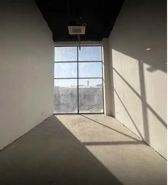 Savdo-sotiq maydoni − 4000 m², 1/4 qavat