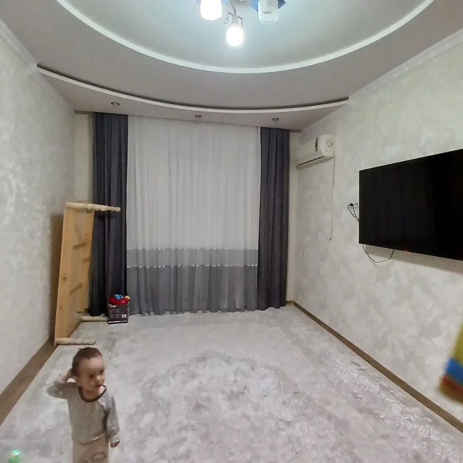 Продается Более 5-комнатная квартира − 68 м²