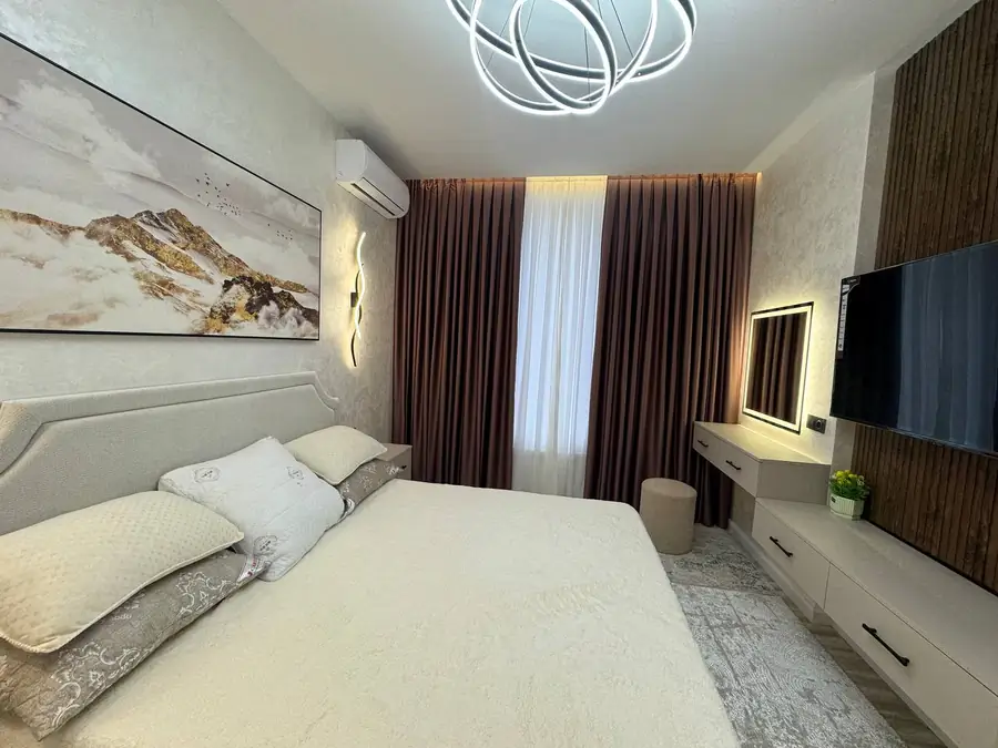 Продается 1-комнатная квартира − 43 м²