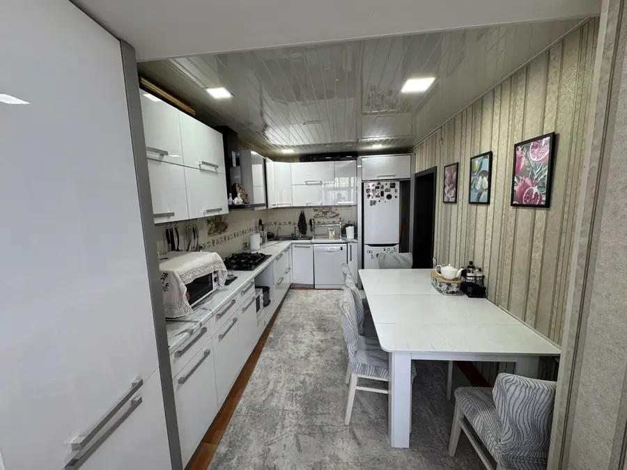 Продается 3-комнатная квартира − 81.2 м²
