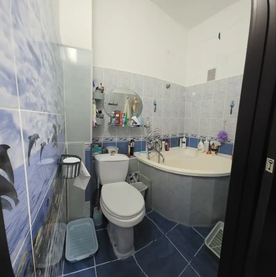 Продается 2-комнатная квартира − 42 м²