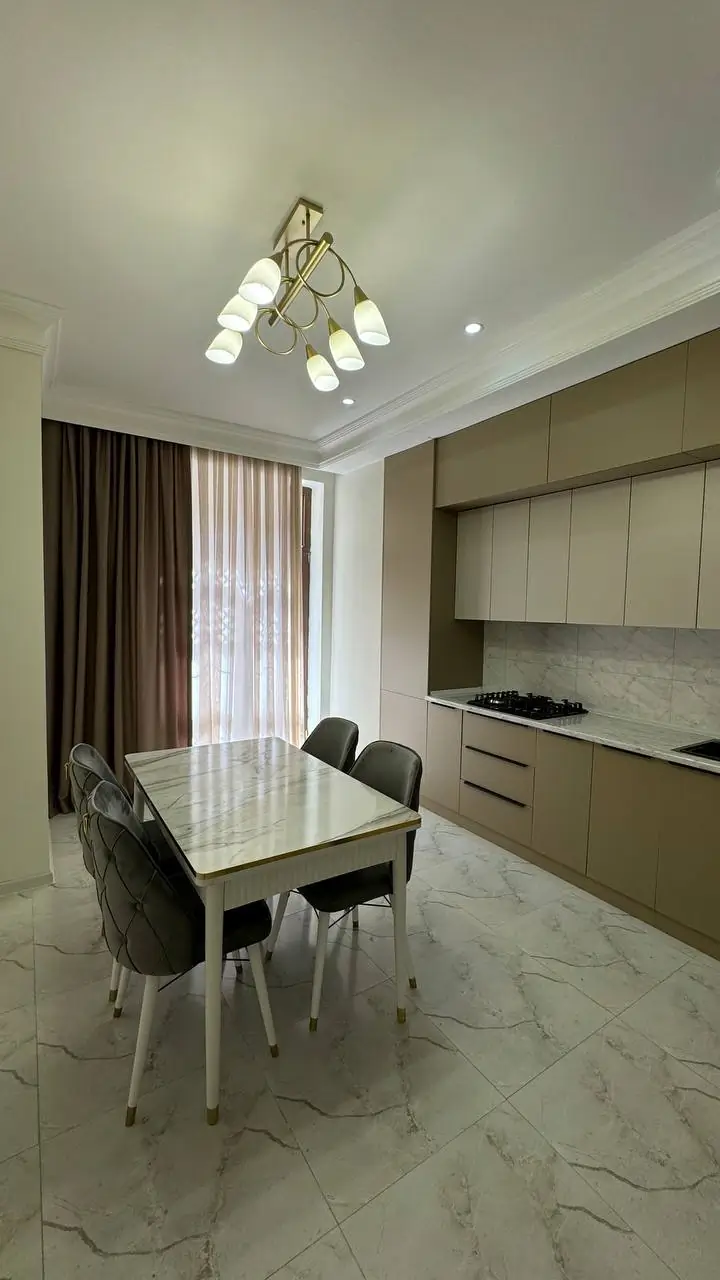 Продается 4-комнатная квартира − 121 м²