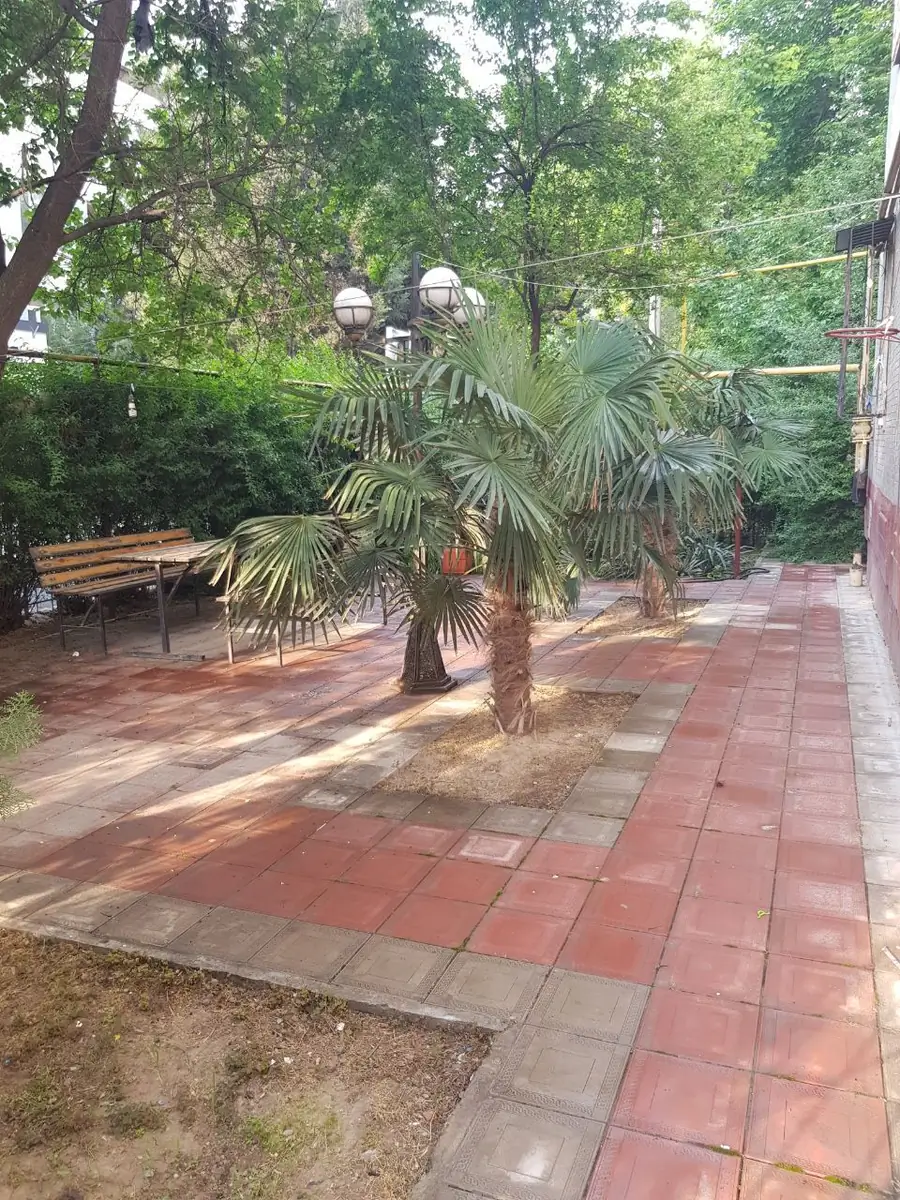 4 xonali kvartira sotiladi − 130 m²