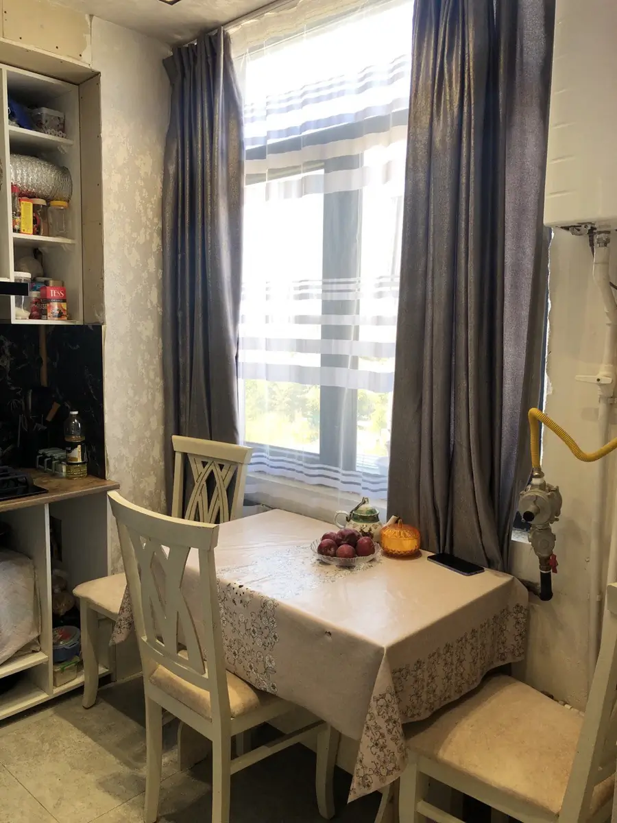 Продается 3-комнатная квартира − 48.4 м²