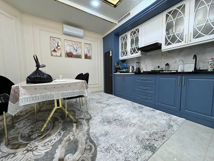 4 xonali kvartira sotiladi − 136 m²