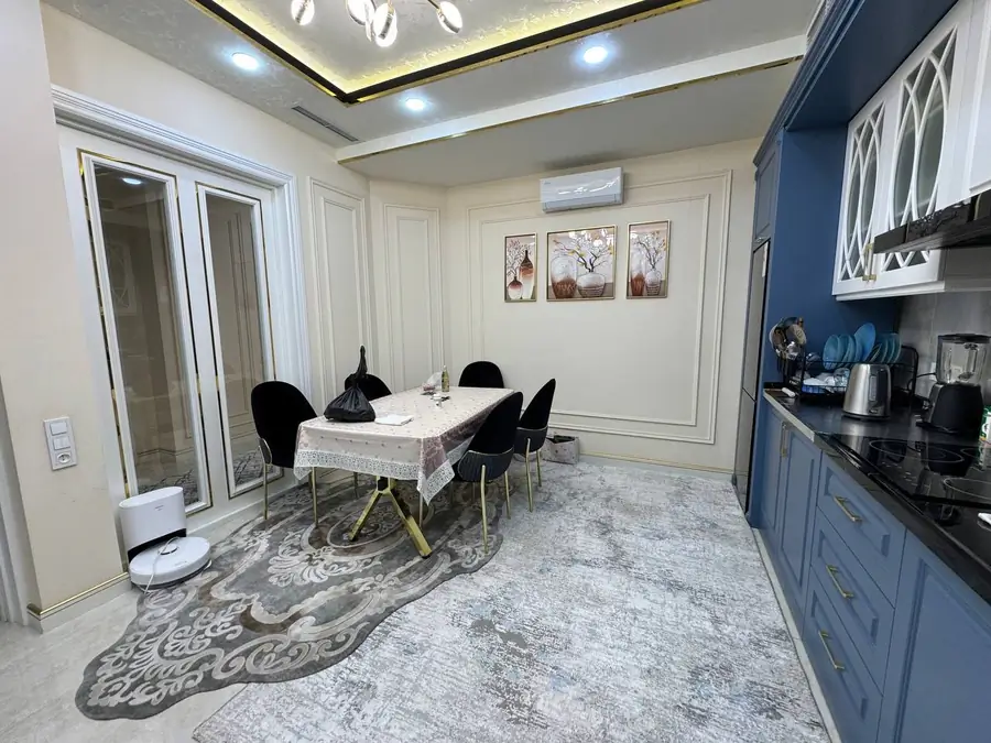 4 xonali kvartira sotiladi − 136 m²