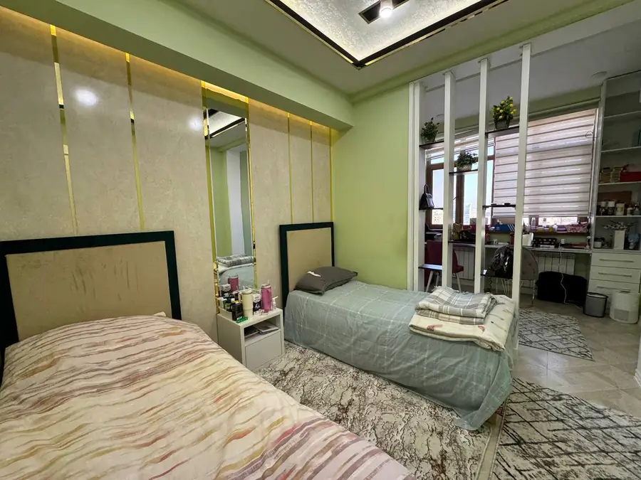 4 xonali kvartira sotiladi − 136 m²