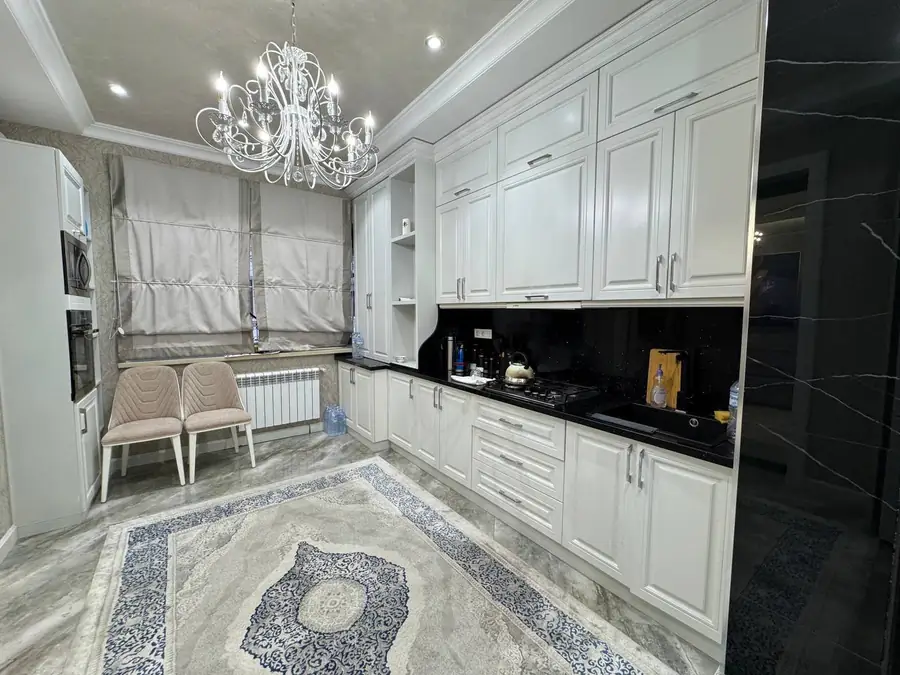 Продается 3-комнатная квартира − 102 м²