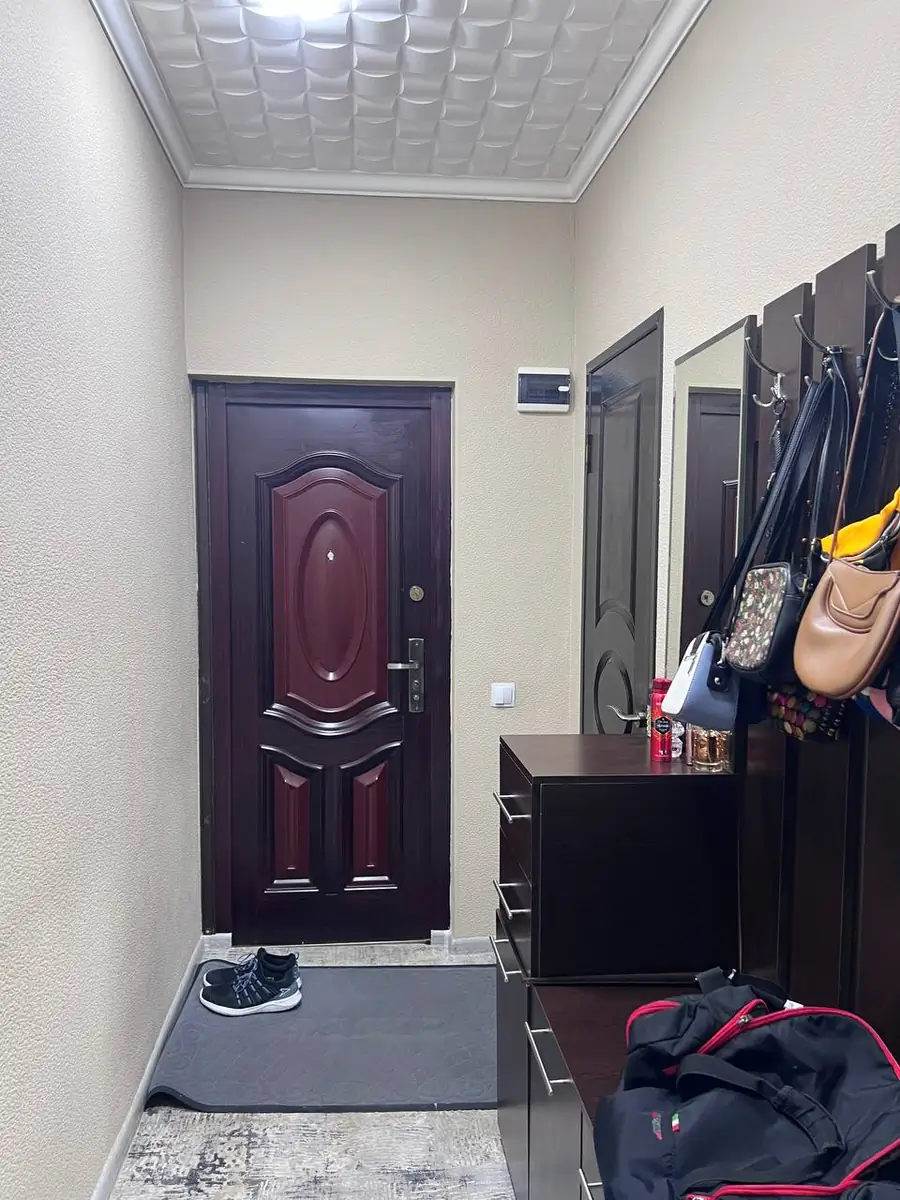 Продается 1-комнатная квартира − 43 м²