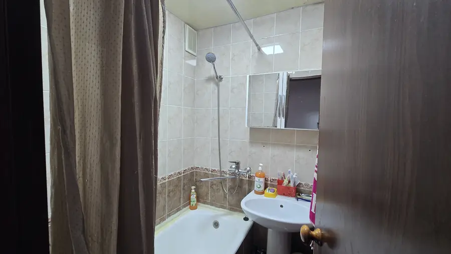 Продается Более 5-комнатная квартира − 100 м²