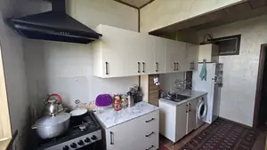 Продается Более 5-комнатная квартира − 100 м²