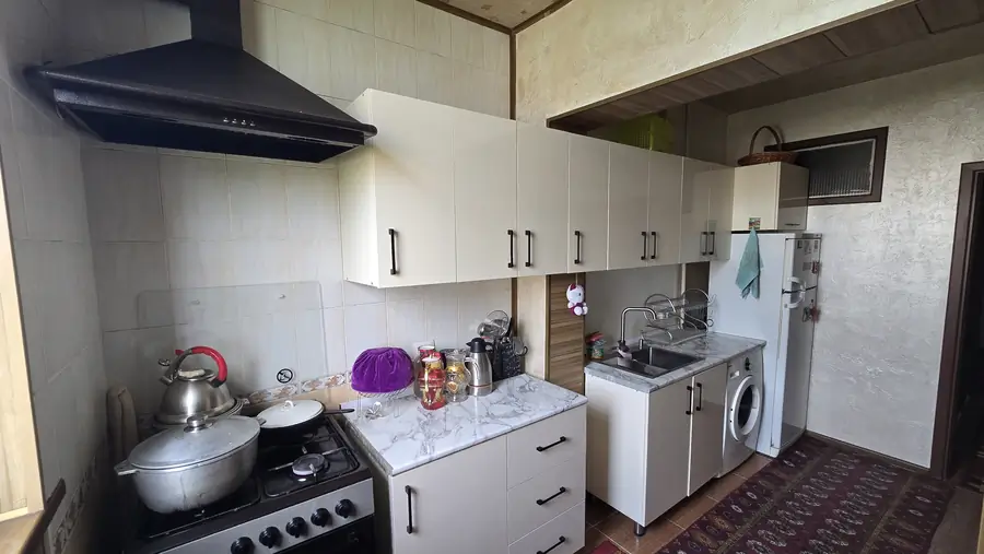 Продается Более 5-комнатная квартира − 100 м²