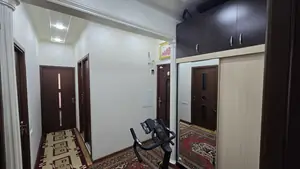 Продается Более 5-комнатная квартира − 100 м²