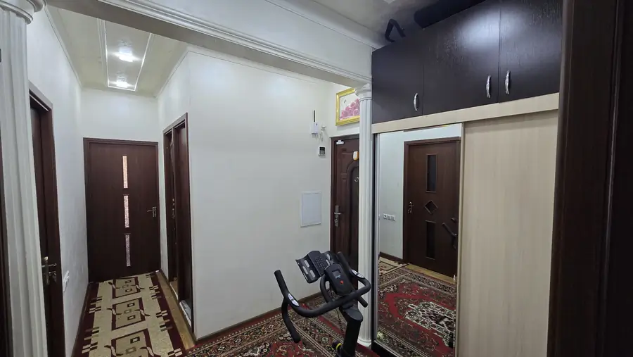 Продается Более 5-комнатная квартира − 100 м²