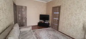 Продается 1-комнатная квартира − 42 м²
