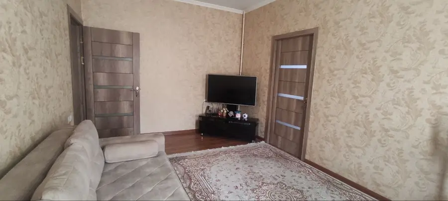 Продается 1-комнатная квартира − 42 м²