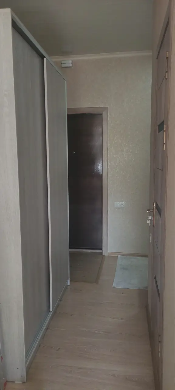 Продается 1-комнатная квартира − 42 м²